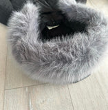 Karcsúsított középhosszú meleg női fekete télikabát prémium szürke prémmel