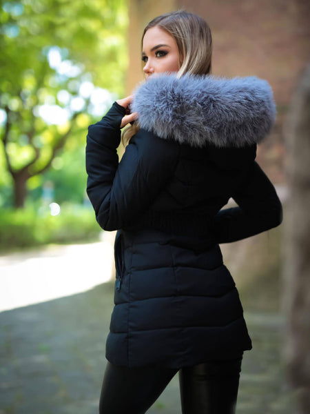 Karcsúsított középhosszú meleg női fekete télikabát prémium szürke prémmel