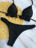 Fekete fürdőruha fodros melltartóval