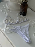 Gyöngyberakásos, megkötős brazil tangás fehér bikini szett