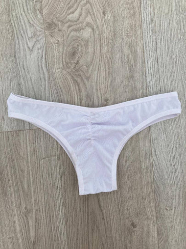 Középen húzott, popsikerekítő brazil bikinialsó - fehér