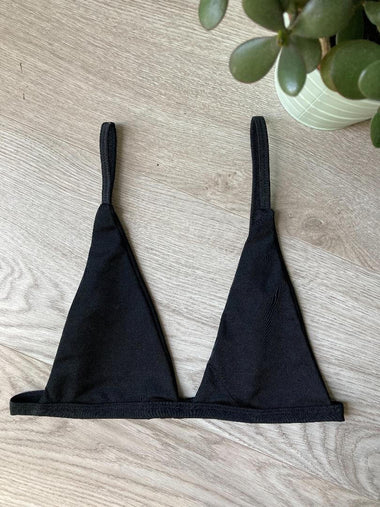 Szivacs nélküli falatnyi fekete bikinifelső otthoni napozáshoz