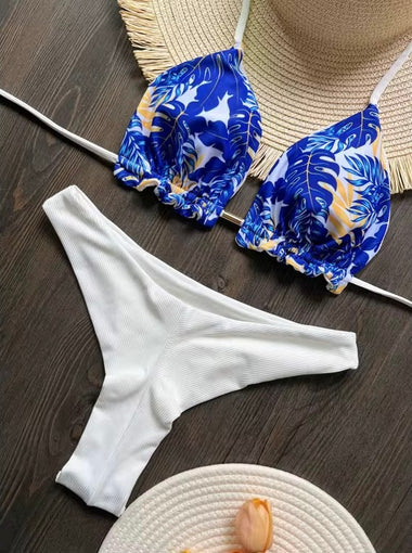 Kétoldalas háromszög bikini szett – fehér & trópusi kék mintás