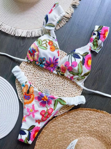 Hímzett virágos bikini szett – fehér alapon színes részletekkel