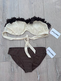 Pánt nélküli bandeau bikiniszett virágos díszítéssel - csoki&vanília