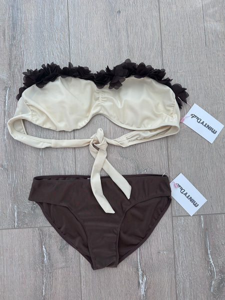 Pánt nélküli bandeau bikiniszett virágos díszítéssel - csoki&vanília
