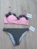 Pánt nélküli bandeau bikiniszett virágos díszítéssel - szürke&puncs