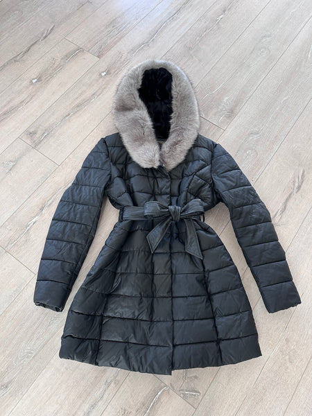 Ökobőr vízlepergető középhosszú fekete csinos télikabát fekete prémes kapucnival