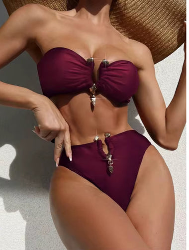 Burgundy Charm – Pánt nélküli bandeau bikiniszett arany ékszerdísszel