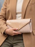 Keményfalú elegáns női kistáska, clutch -bézs lakk és művelúr / utolsó darab