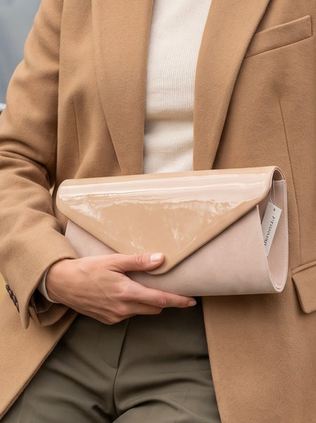 Keményfalú elegáns női kistáska, clutch -bézs lakk és művelúr / utolsó darab