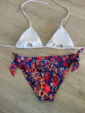 Fehér bikini virágos bugyival