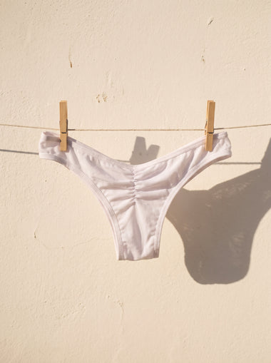 Középen húzott, popsikerekítő brazil bikinialsó - fehér