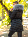 Könnyű de meleg fekete karcsúsított női télikabát szürke kapucniszőrrel