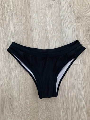 Fekete hagyományos fazonú bikinialsó